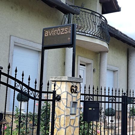 Tavirozsa Apartment Balatonfůzfő Екстериор снимка